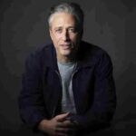 Arremete Jon Stewart contra ley de gastos de Donald Trump