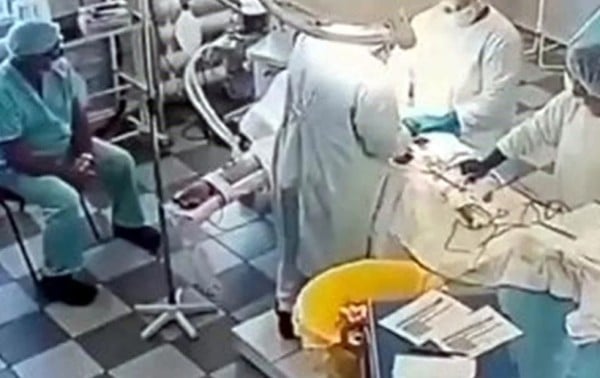 Médicos rusos operan a paciente durante terremoto de 8.8
