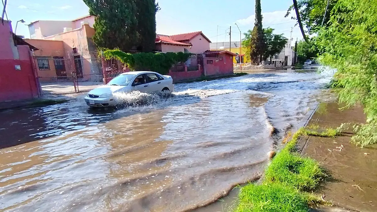 Lluvias ocasionan inundaciones y otros estragos en Juárez