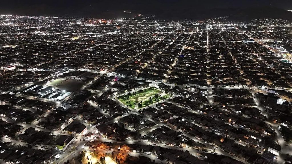 Instalan en Chihuahua capital con más de 3 mil luminarias LED en 760 colonias thumbnail